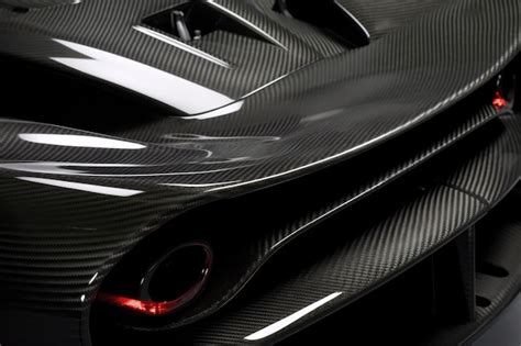  Carbon Fiber: Un Materiale Rivoluzionario per Aerostructures e Automobili Sportive!