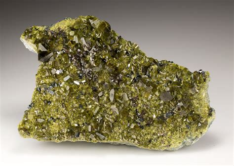 Epidote: Un minerale sorprendente per applicazioni in ceramica avanzata e pigmenti colorati!