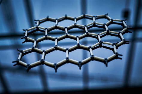 Graphene: Un Materiale Miracoloso per la Produzione di Transistors e Display Flessibili!