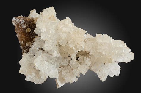  Halite per Costruzioni e Trattamento dell'Acqua: Un Minerale Insospettabile?