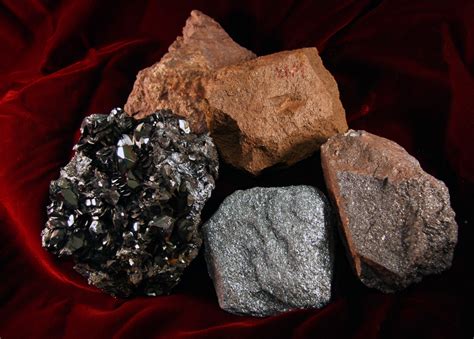 Hematite: Un minerale versatile per l'industria siderurgica e la produzione di pigmenti!