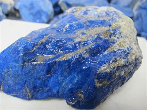  Lapis Lazuli: Una Pietra Metamorfica Ricca di Storia e Bellezza Industriale!