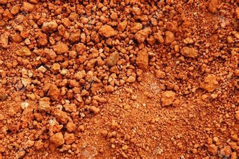  Laterite: Minerale Non Metallico Essenziale per la Produzione di Alluminio e Cemento!