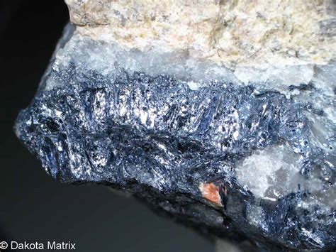  Molybdenite: Un minerale fondamentale per l'industria aeronautica e per la produzione di acciai ad alte prestazioni!