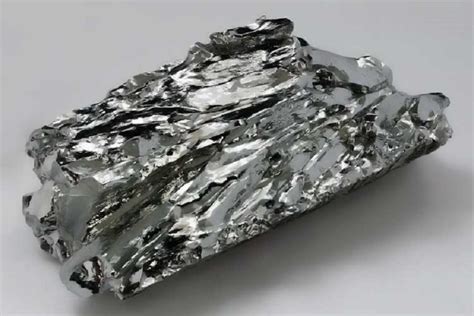  Molybdenite: Un metallo raro per applicazioni ad alta tecnologia!