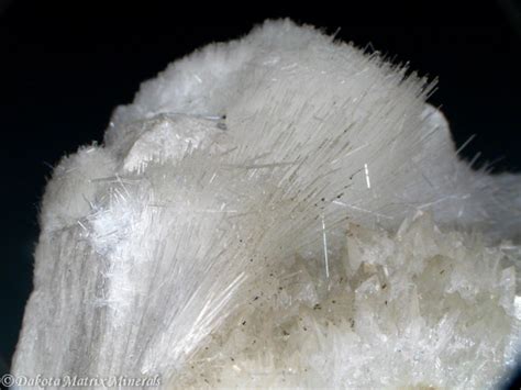 Ulexite: Il Minerale che Trasmette la Luce e i Suoi Segreti Industriali!