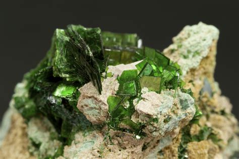  Uranolite: Minerale Radioattivo per l'Energia Nucleare e la Ricerca Scientifica!