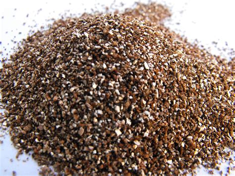  Vermiculite: Un minerale incredibile per isolamento termico e applicazioni agricole!