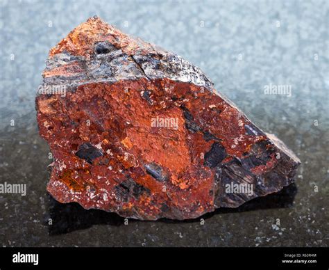  Wolframite: Un Minerale Oscuro con Potenziale Energetico Brillante!