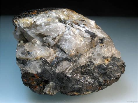 Wolframite! Una profonda analisi del minerale chiave per le tue tecnologie di domani