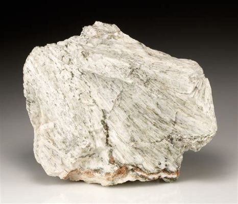  Wollastonite: Il Minerale Magico Per un Futuro Più Sostenibile!