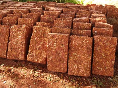  Laterite: Un tesoro minerario per la produzione di alluminio e cemento!