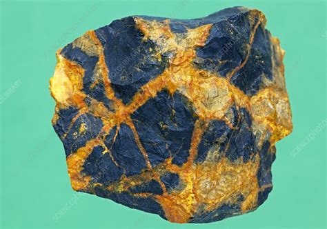  Uraninite: Un Mineral Radioattivo per l'Energia Nucleare e le Ricerche Scientifiche!